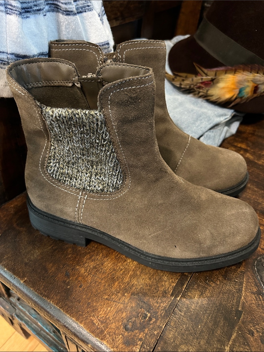 Clark’s women’s olive Suede Ankle Boots with Knit Side Panel size 7.5